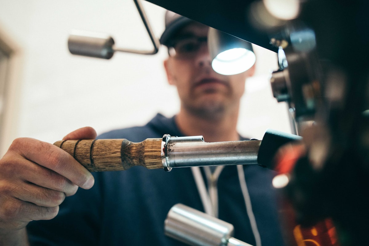 Serrurier professionnel au travail